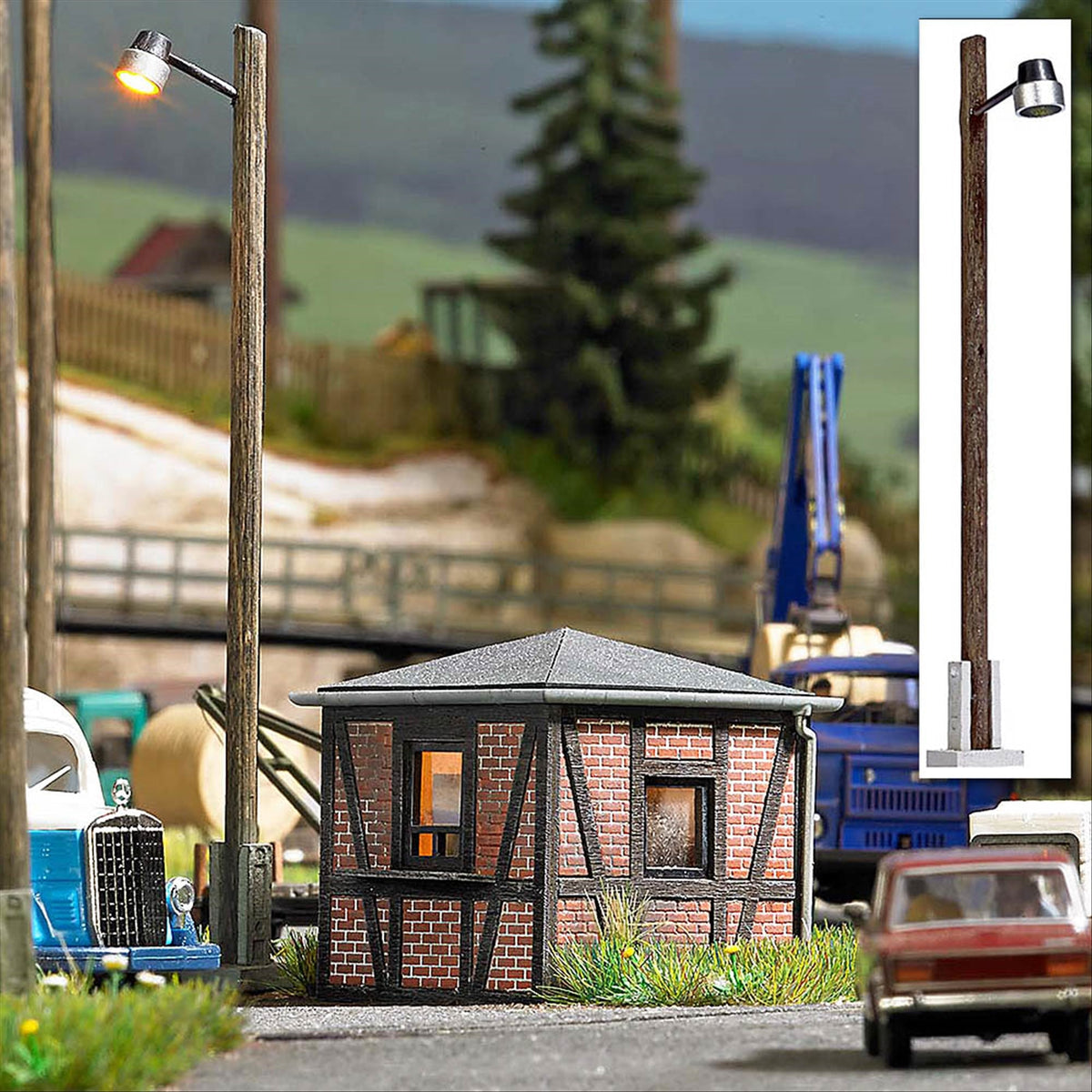 Busch 8735 TT Scale Wood-Post Streetlight, Yellow LED