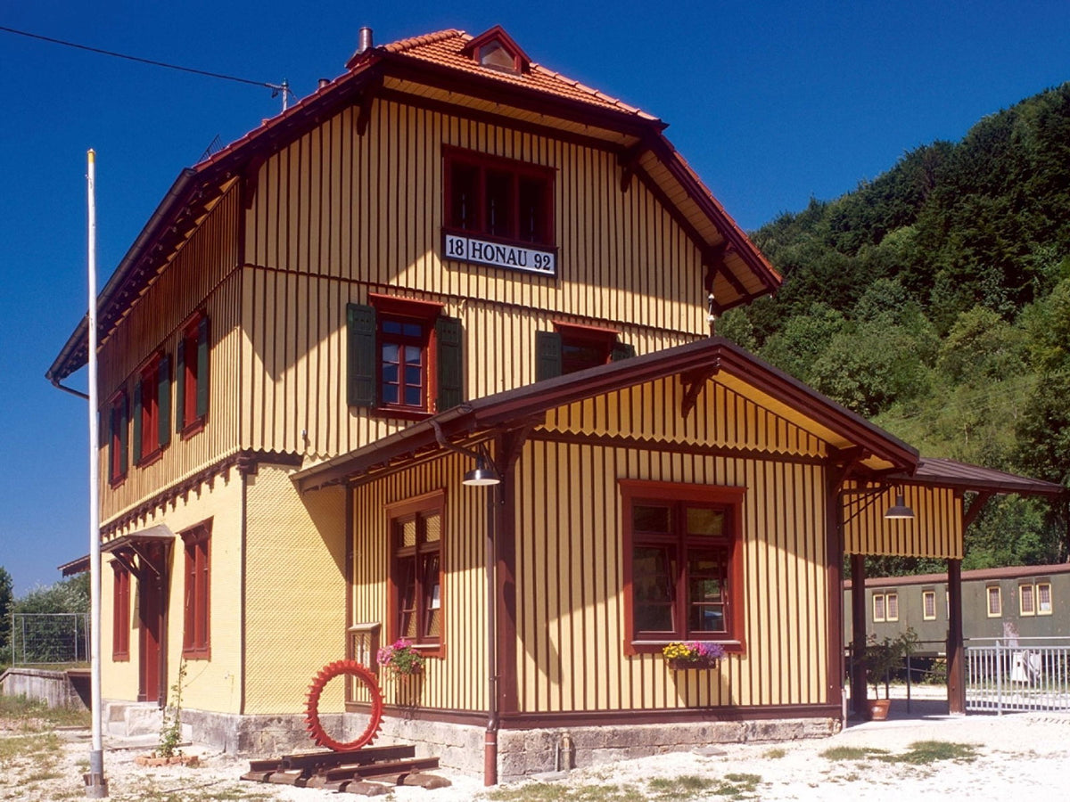 Noch 66007 HO Scale Honau Station & Loading Ramp Kit