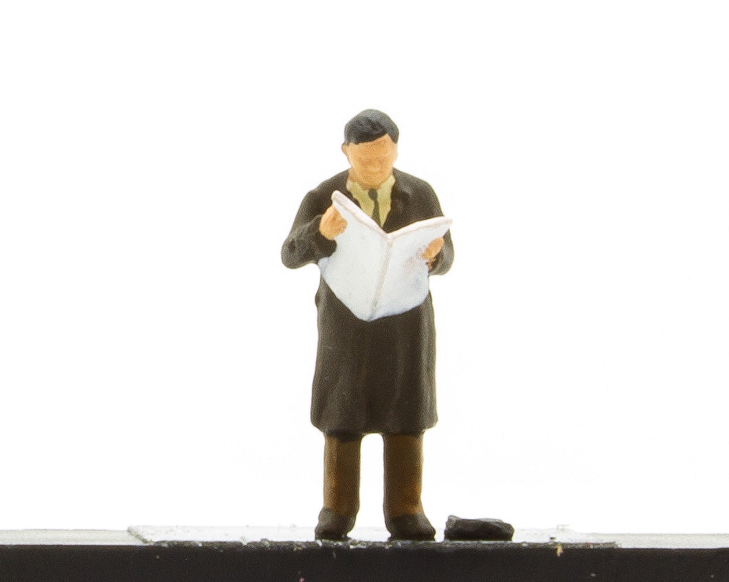 Preiser 28016 HO Scale Man Reading Newspaper Figure