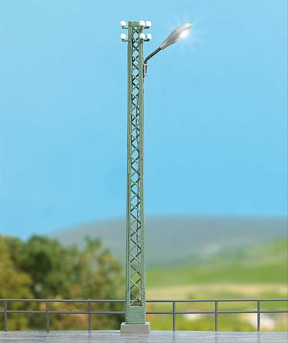 Busch 4151 HO Scale Lattice-Mast Light