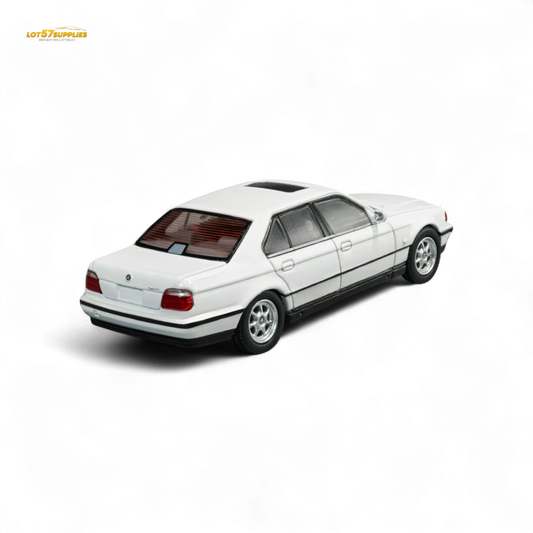 DCM BMW E38 740iL 1:64