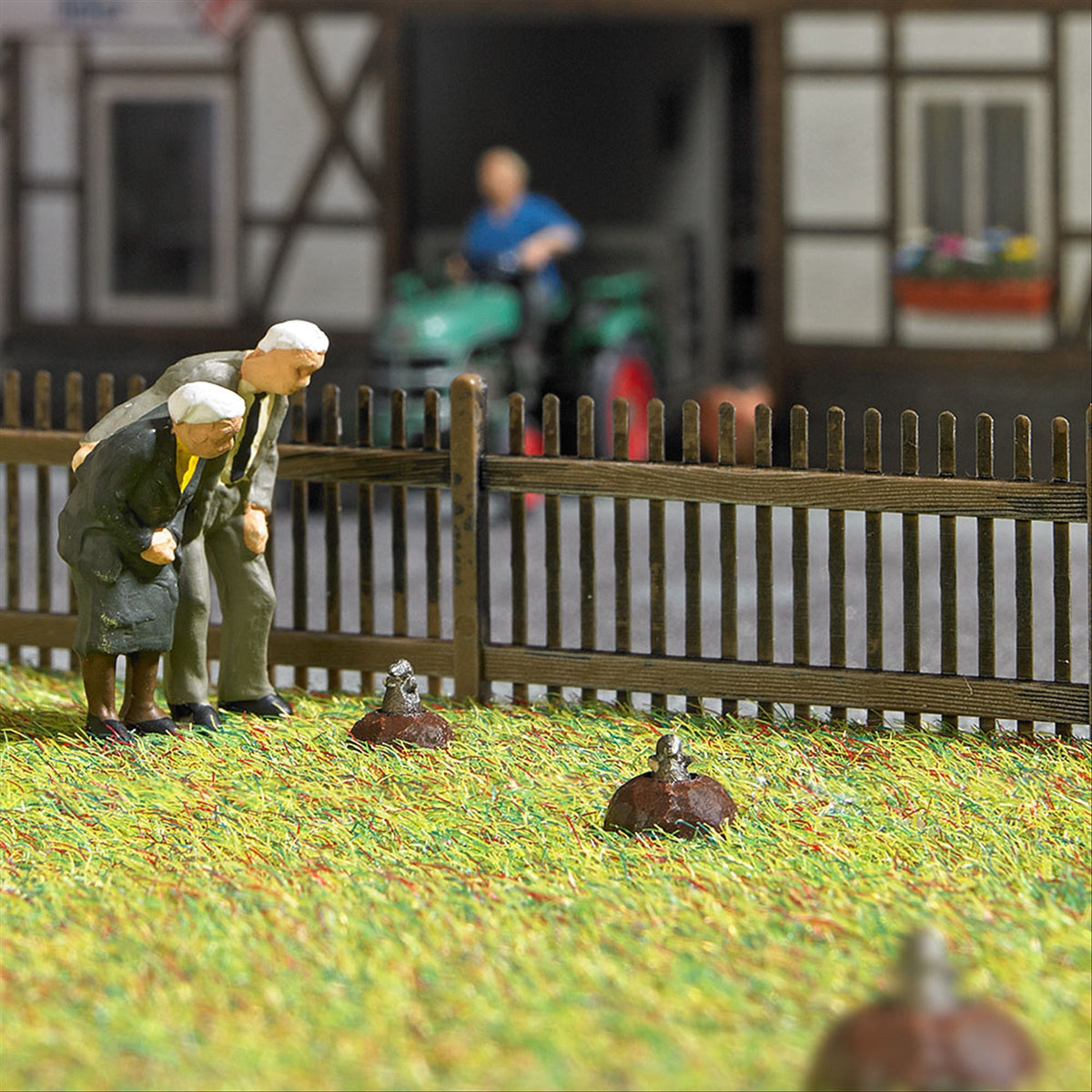 Busch 5483 HO Scale Animated Lawn with 3 Moles Kit