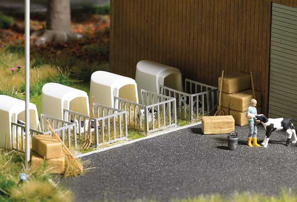 Busch 7931 HO Scale Veal Hut - Crate - Action Set