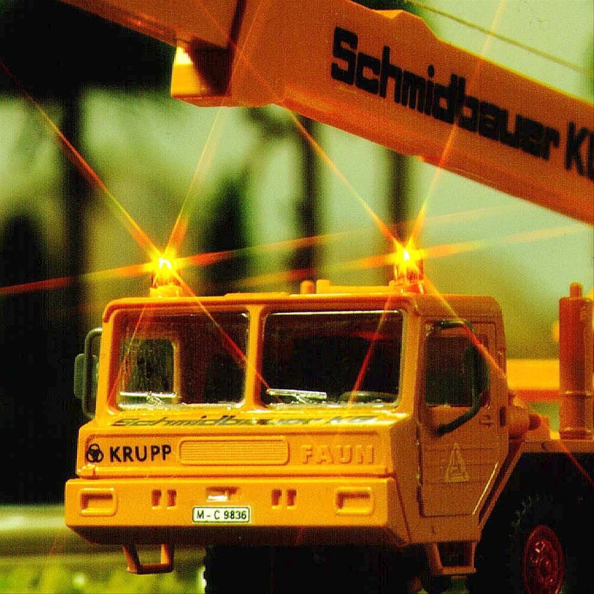 Busch 5918 HO Scale Alternating Yellow Blinker Set (2 Bulbs)