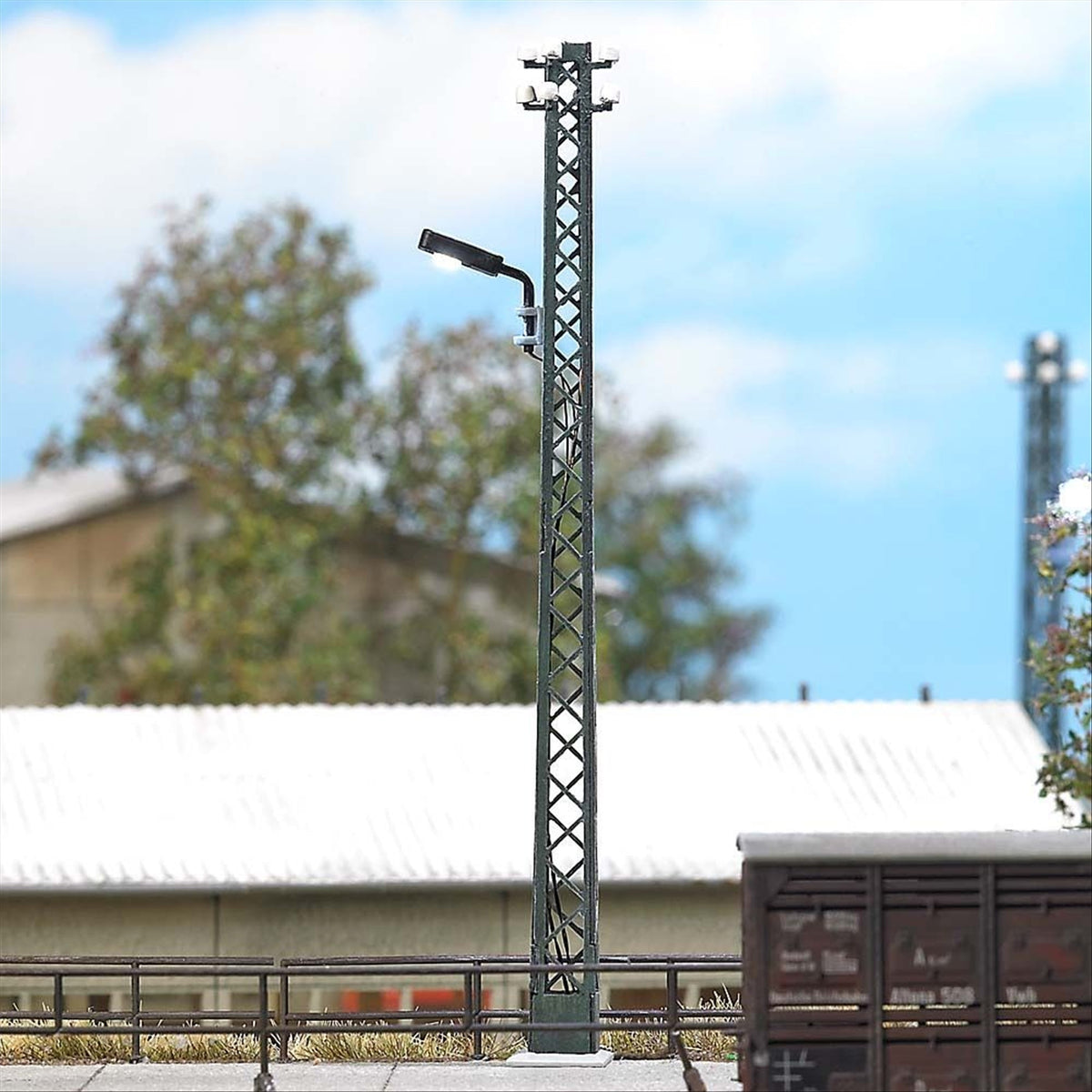 Busch 4150 HO Scale Industrial Lattice-Mast Lamp