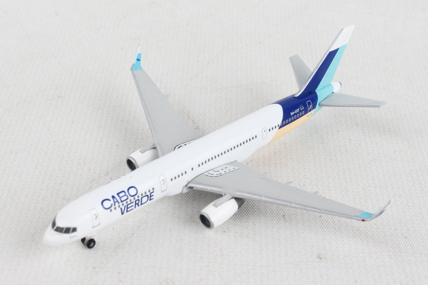 Herpa Wings HE534581 Cabo Verde 757-200 1/500 Island Of Sal Colors