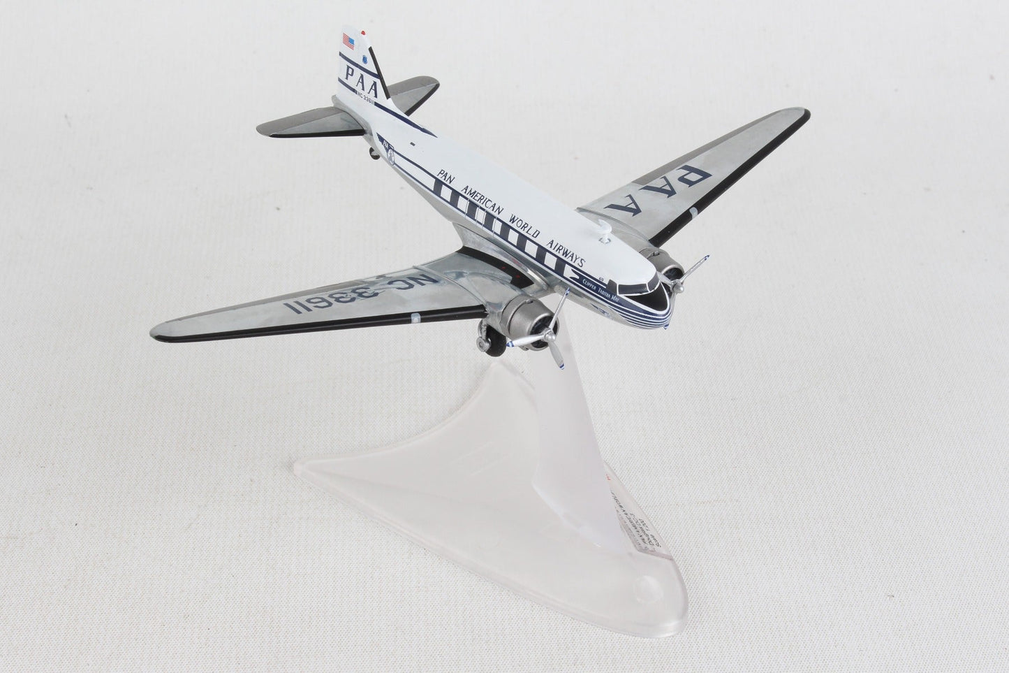Herpa Wings HE570886 Pan Am Dc-3 1/200