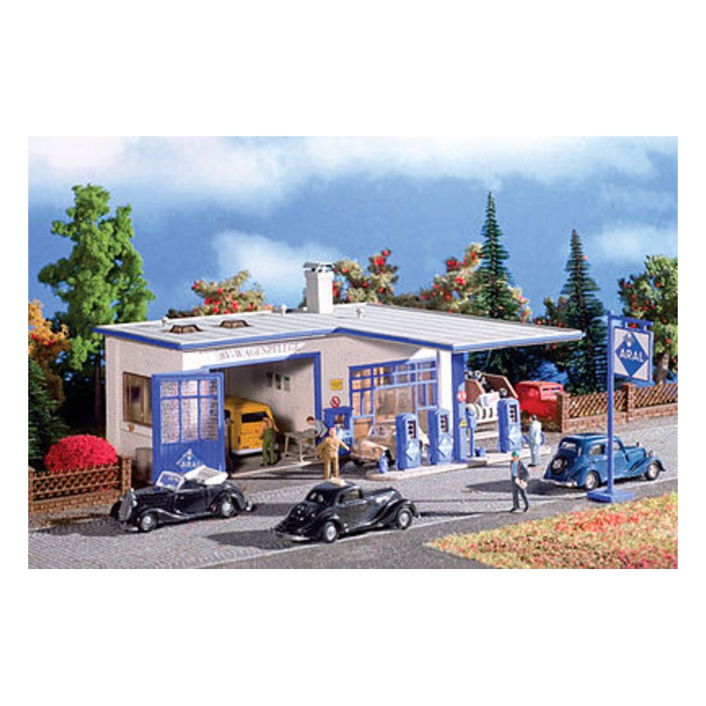 Vollmer 47757 N Scale Aral Gas Station - Kit (Plastic) -- 3-11/16 x 3-1/4 x 2-1/16" 9.3 x 8.3 x 5.3cm