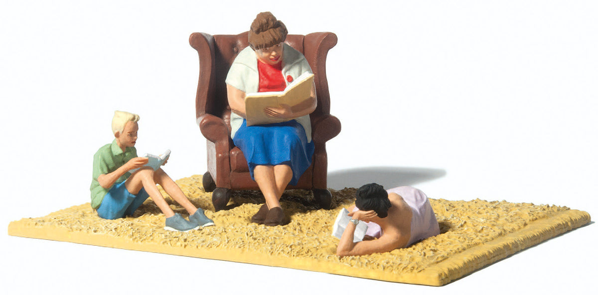 Preiser 44939 G Scale Reading Fever 3-Figure Set with Armchair