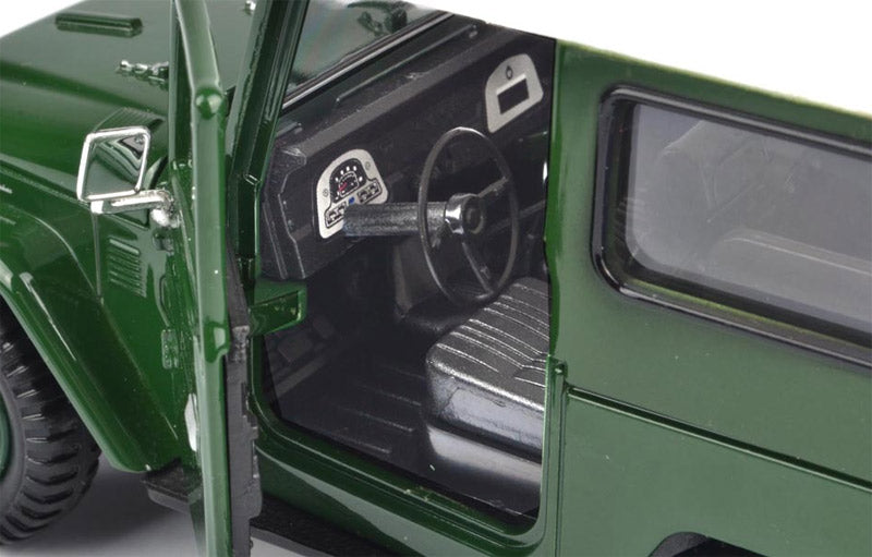 Motormax 79323PTM 1/24 Toyota FJ40, Green - Platinum Collection