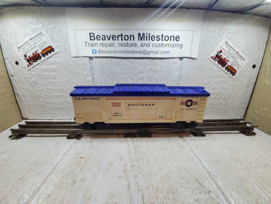 LIONEL MINUTEMAN OPERATING CAR, 61-64 VARIATION (A) MEDIUM BLUE ROOF