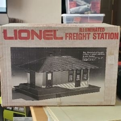 LIONEL ILLUMINATED FREIGHT STATION