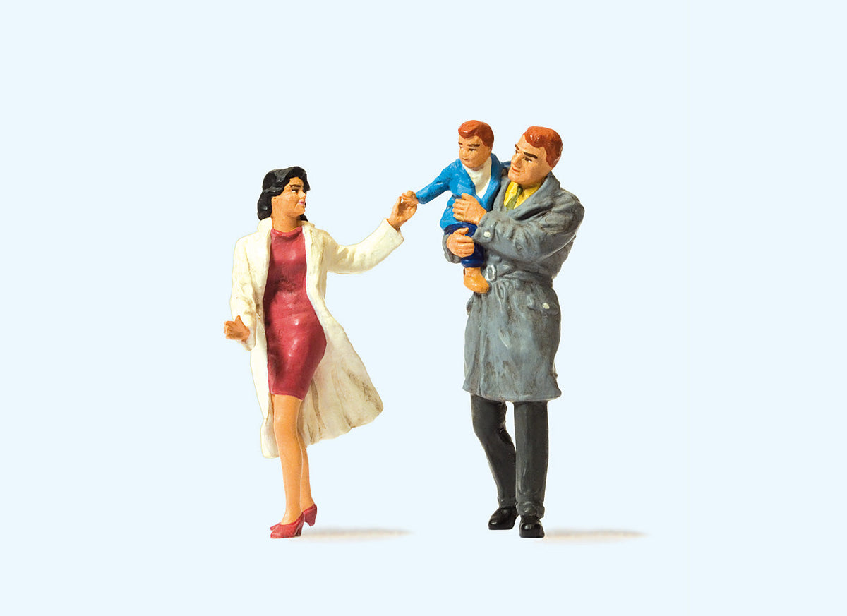 Preiser 63096 1:32 Scale Couple with Child Figure Set