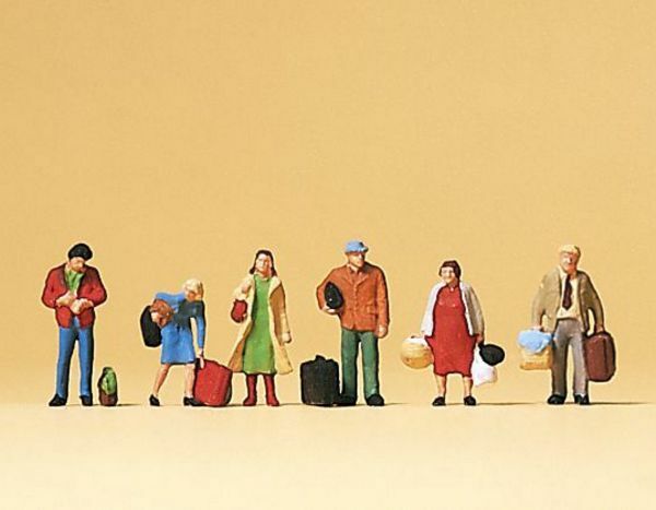 Preiser 79017 N Scale Passengers Waiting