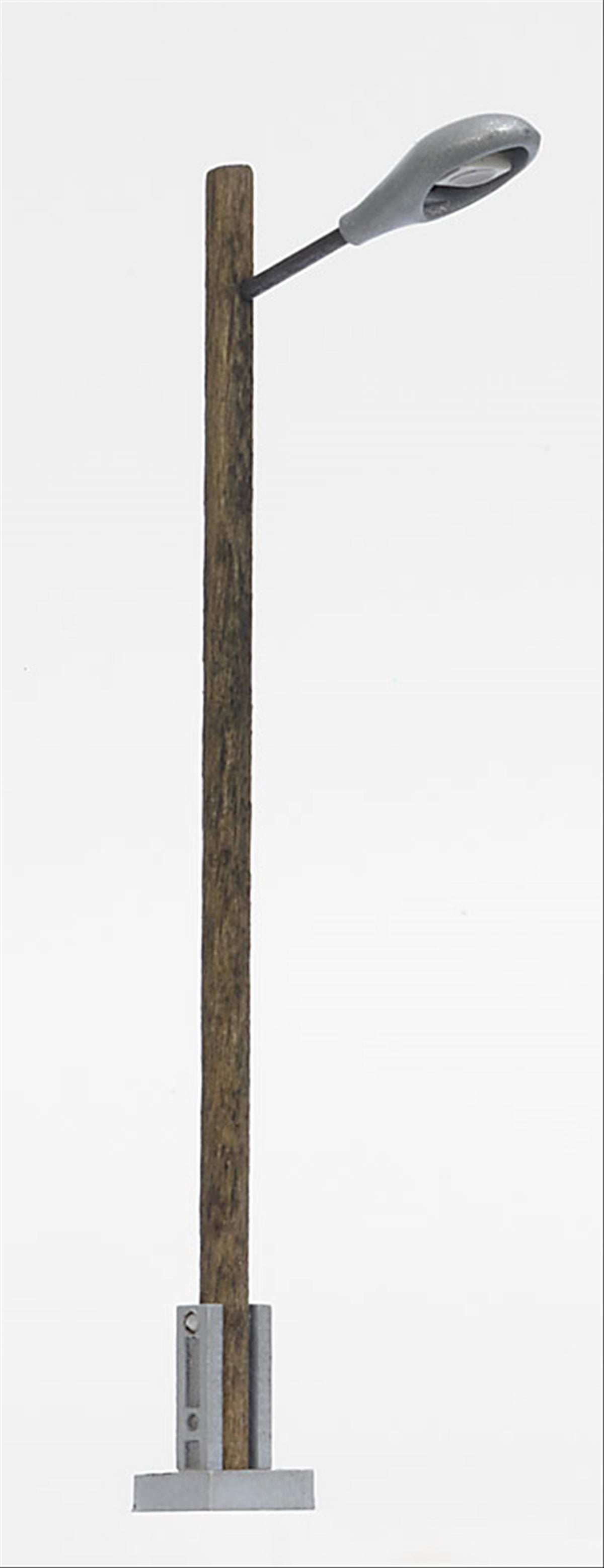 Busch 8734 TT Scale Wood-Mast Streetlight, LED Model