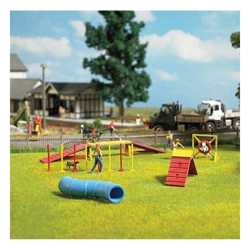 Busch 1040 HO Scale Dog Agility Training Center with Figures and Details -- Kit