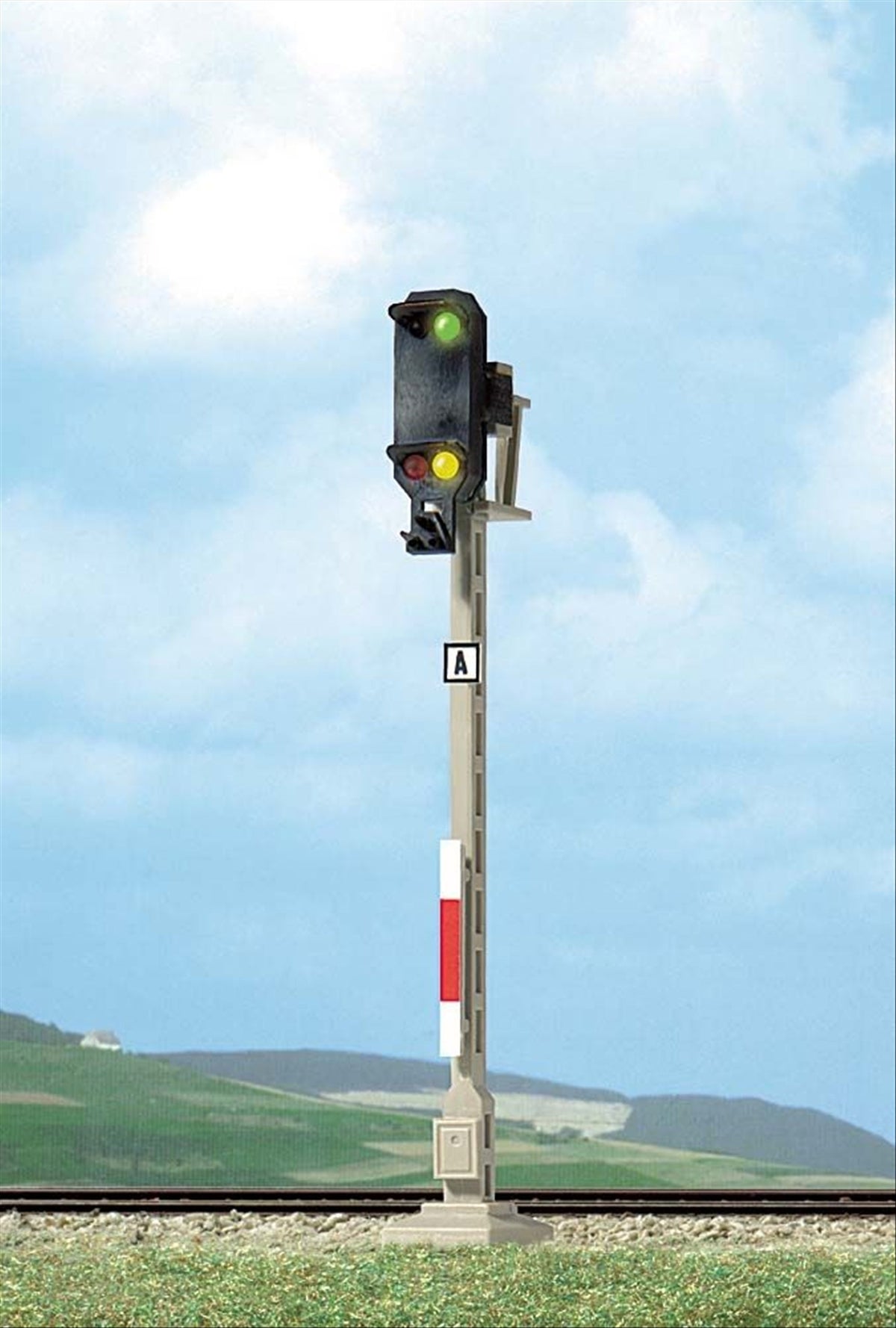 Busch 5822 HO Scale Main Signal w/3 LEDs