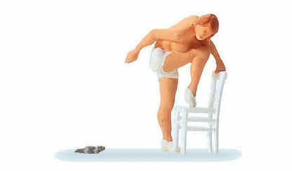 Preiser 29097 HO Scale People At Home Escaping The Mouse