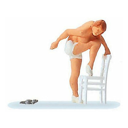 Preiser 29097 HO Scale People At Home Escaping The Mouse
