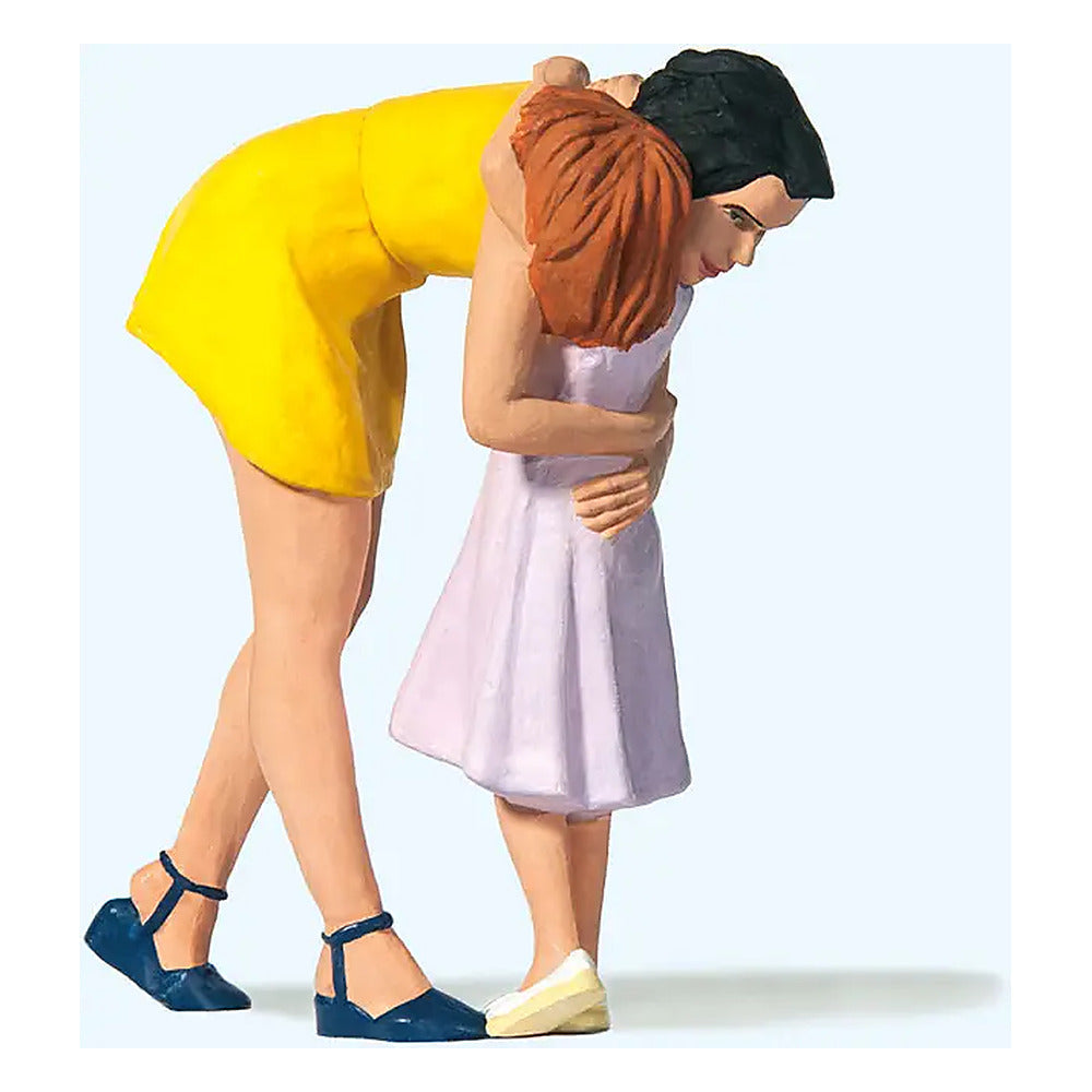 Preiser 44942 G Scale Woman Hugging Girl