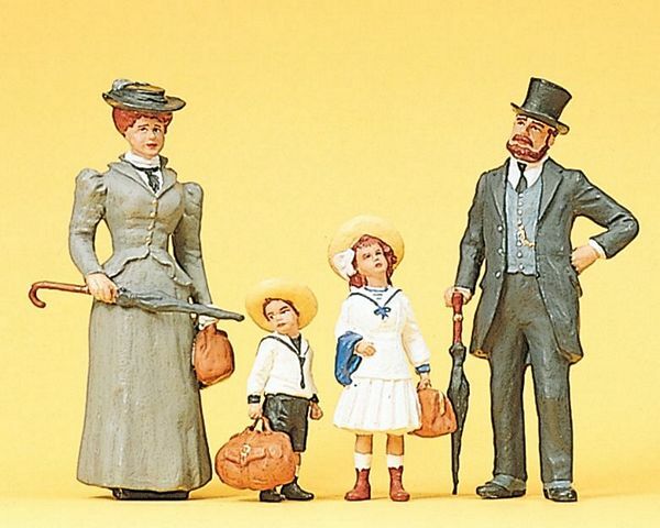 Preiser 45062 G Scale Recreation & Sports Family on Holiday pkg(4)