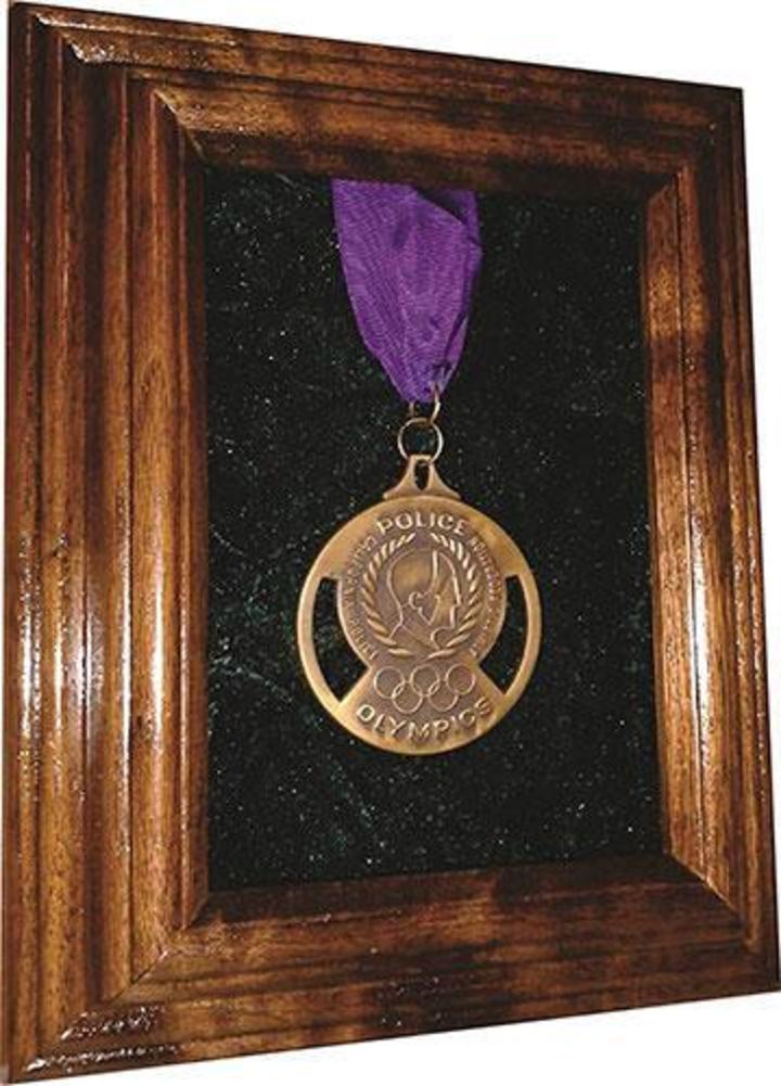 Flag Connections Single Medal Award Display Case - 5x7 Walnut (Green Velvet).