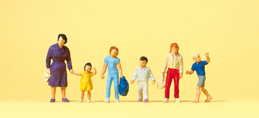 Preiser 14041 HO Scale Walking Women with Children 6pk