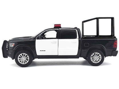 2019 RAM 1500 Laramie Crew Cab Pickup Truck with Bed Cage Black and White with Flashing Light Bar and Front and Rear Lights and Sounds 1/27 Diecast Model Car by Motormax
