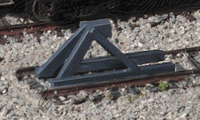 Walthers Cornerstone 2605 N Scale Track Bumper Dark Gray