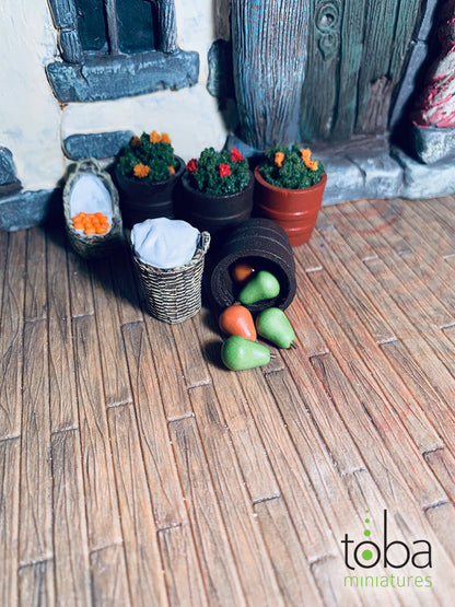 Toba Miniatures 1015 1/12 Scale Pears (5)