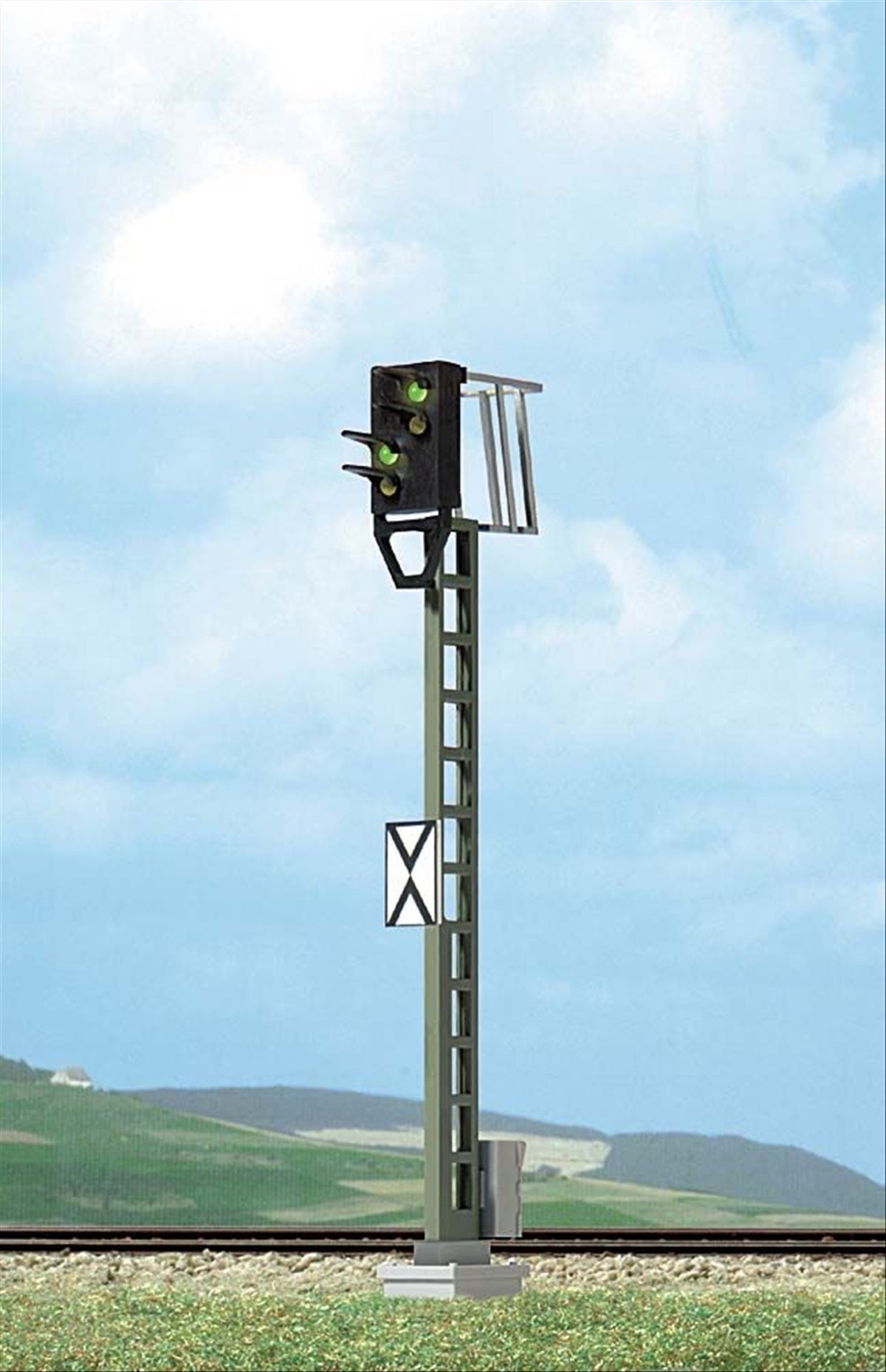 Busch 5804 HO Scale Distant Signal, 4 LEDs