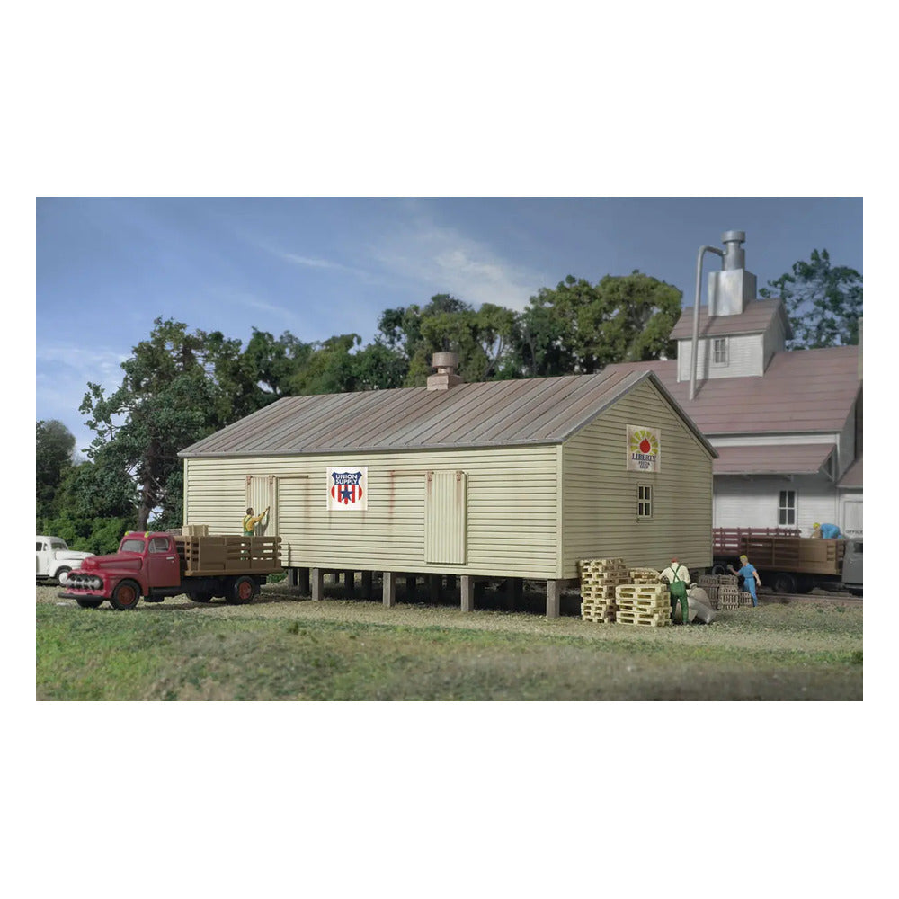 Walthers Cornerstone 933-3230 N Co-Op Storage Shed on Pilings Kit