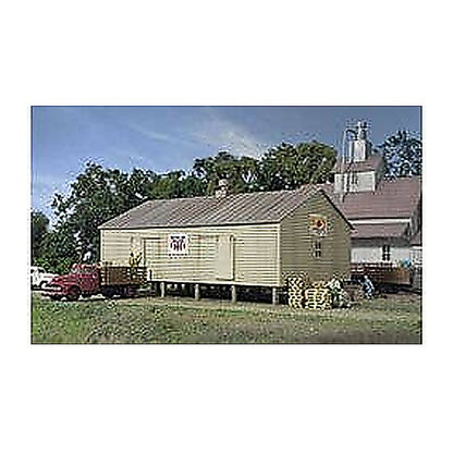 Walthers Cornerstone 933-3230 N Co-Op Storage Shed on Pilings Kit
