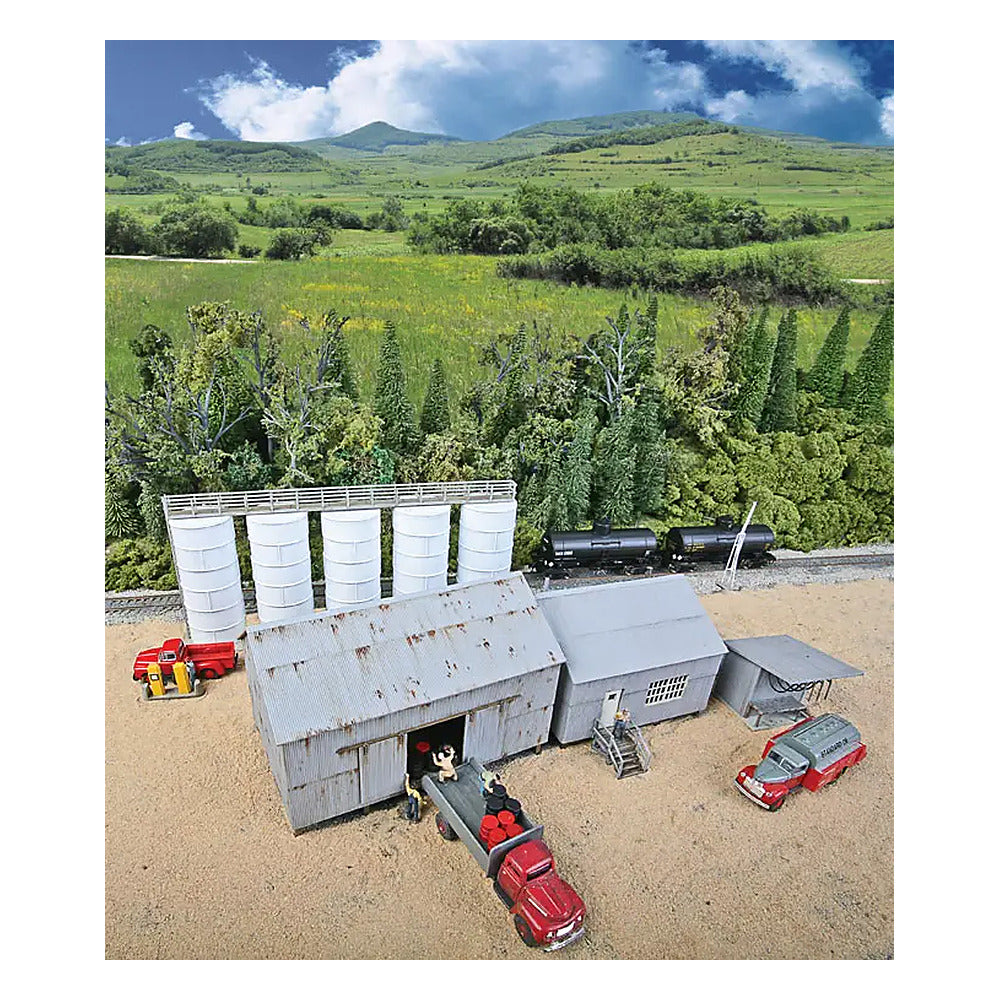 Walthers Cornerstone 933-4059 HO Scale Trackside Oil Dealer Storage Tanks -- Kit