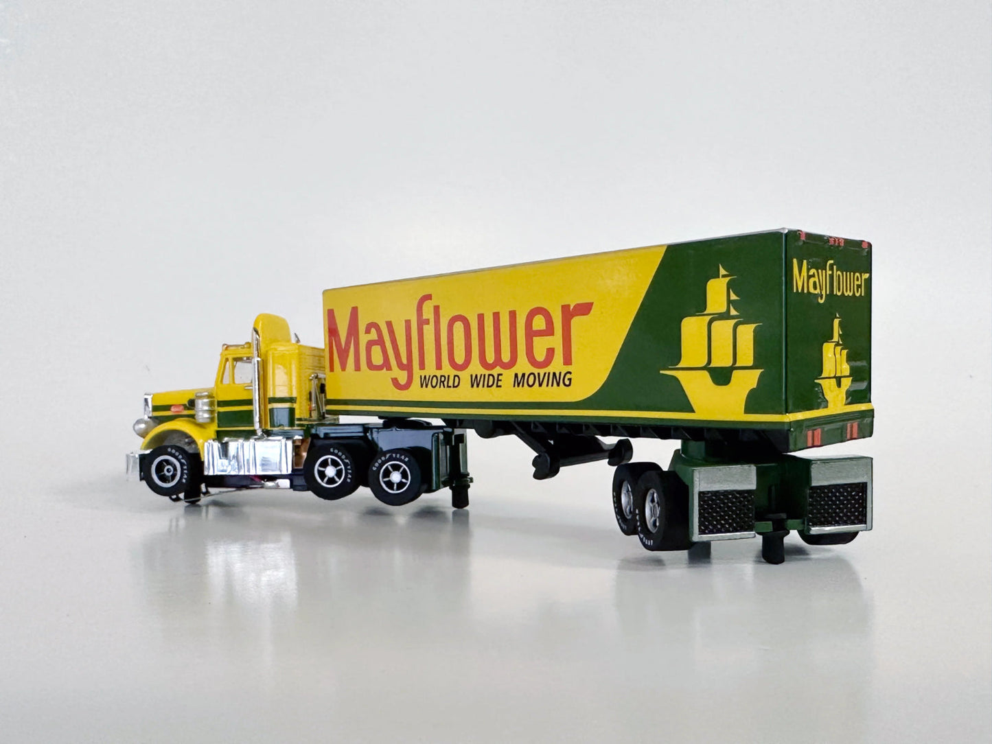 Auto World Exclusive Peterbilt 359 Truck Trailer Mayflower AFX HO slot car CP7984