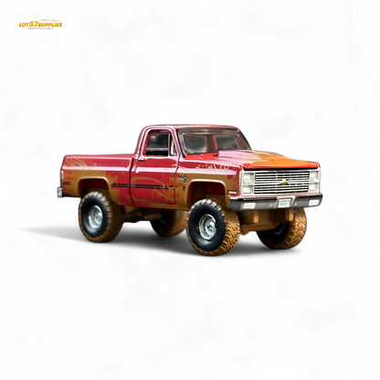 Auto World 1983 Chevrolet Silverado K10 4x4 Muddy LIFTED Squarebody 1:64