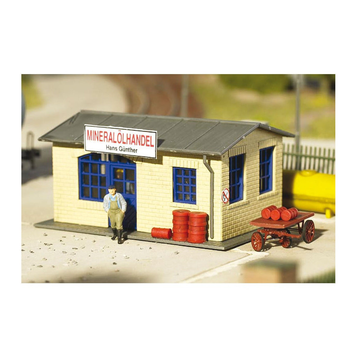 Piko 61834 HO Scale Gunther's Lube Oil Supply Building Kit