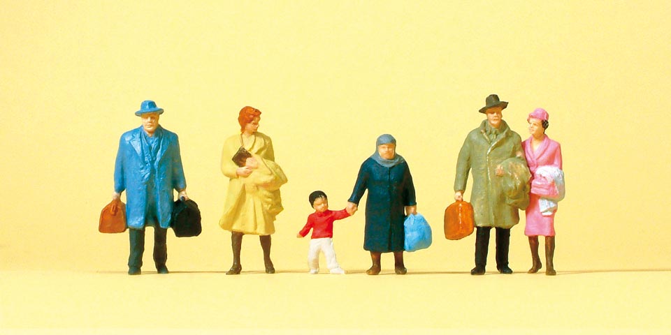 Preiser 14043 HO Scale Walking Travelers in Coats 6pk
