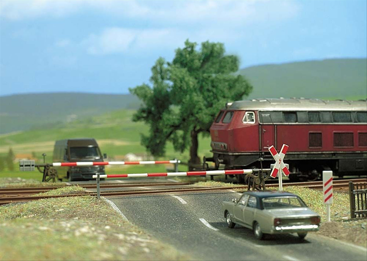 Busch 6021 HO Scale Grade Crossing w/Gates & Signs Set