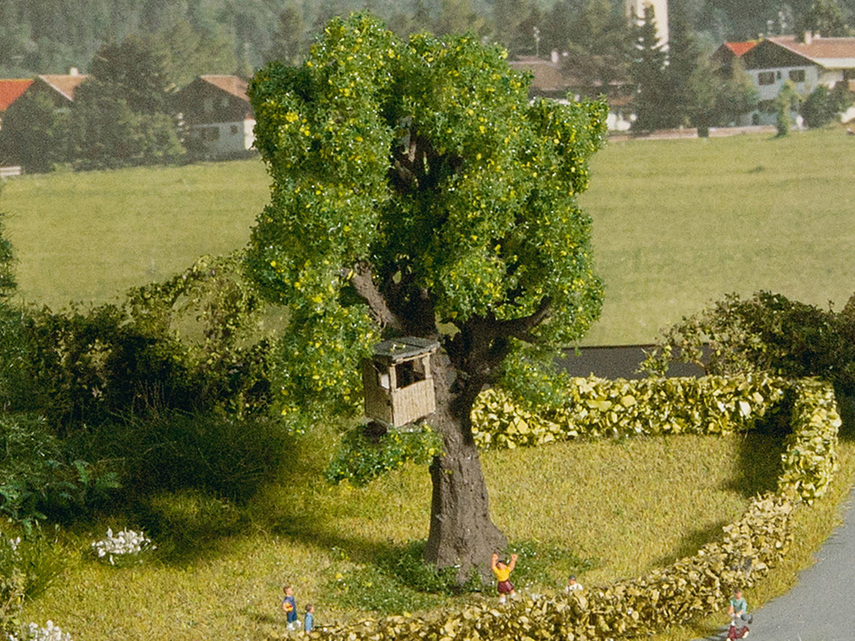 Noch 21766 N Scale Tree with Tree House, Assembled, 15 cm