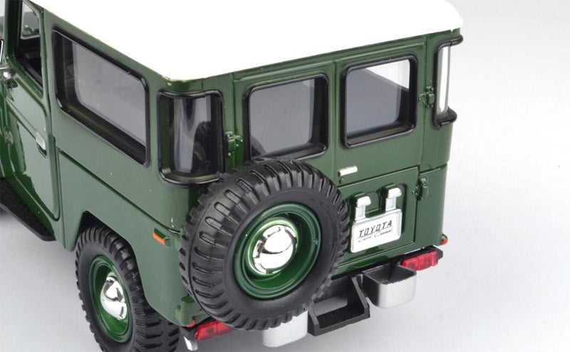 Motormax 79323PTM 1/24 Toyota FJ40, Green - Platinum Collection