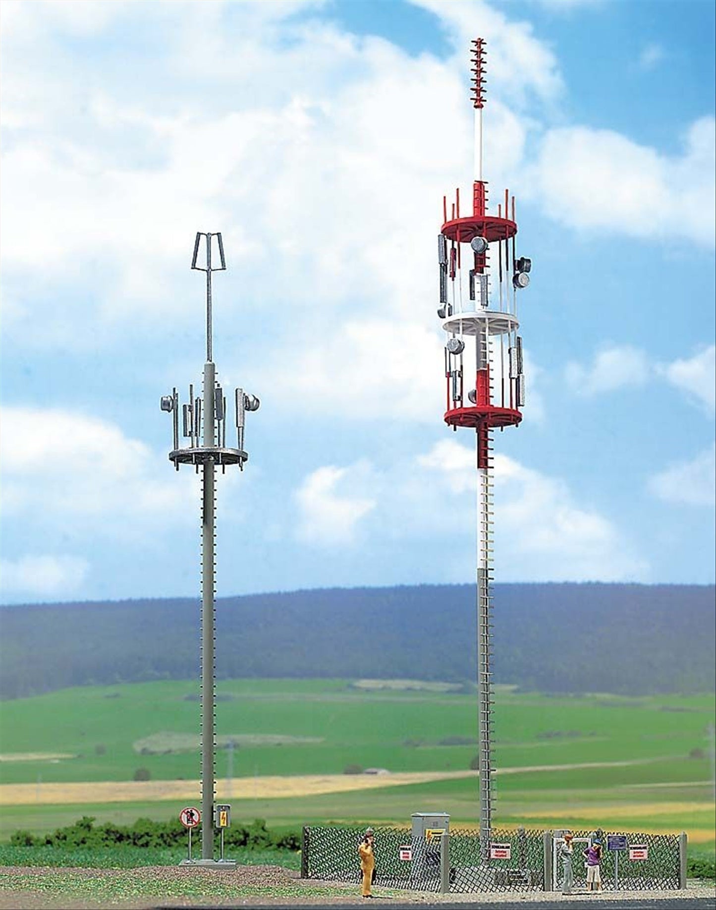 Busch 1021 HO Scale Cell Phone Towers Kit