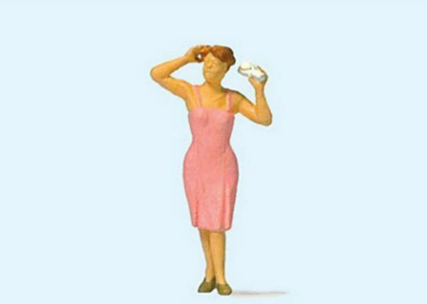 Preiser 28120 HO Scale People Working Styling Her Hair