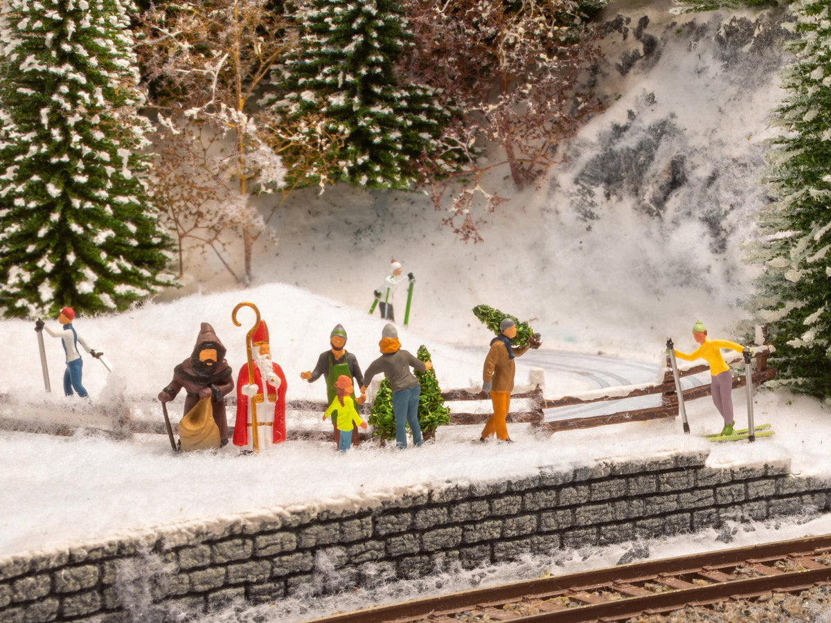Noch 15927 HO Scale Christmas Tree Lot, 5 Figures & 3 Trees