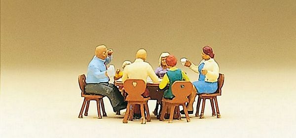 Preiser 10282 HO Scale Pedestrians Family Sitting in Garden
