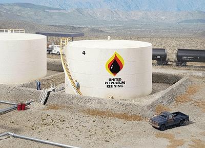 Walthers Cornerstone 3167 HO Wide Oil Storage Tank with Berm Kit