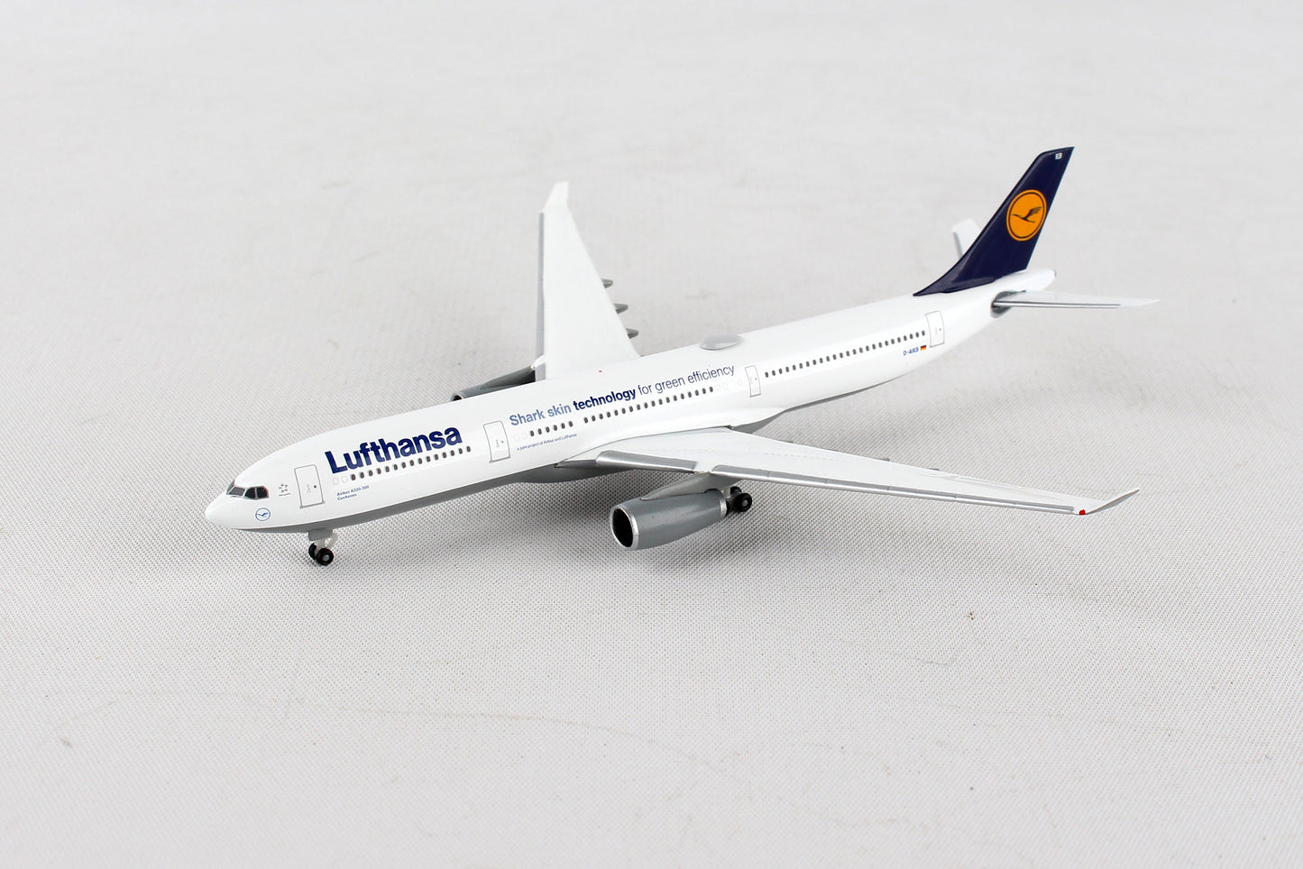 Herpa Wings HE514965-003 Lufthansa A330-300 1/500 Shark Skin