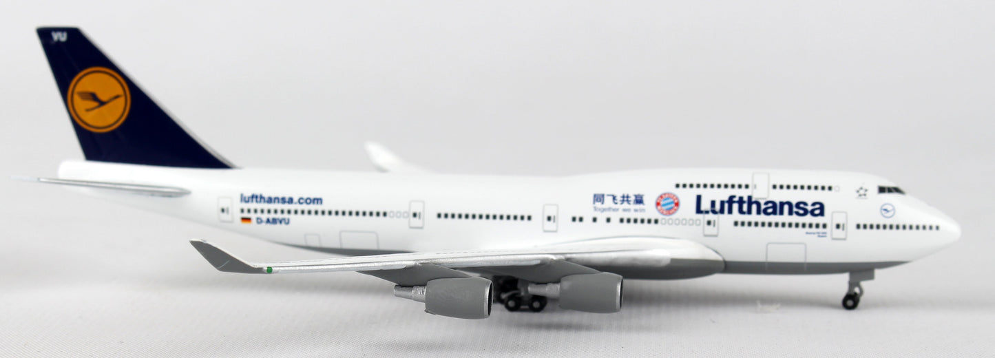 Herpa Wings HE528306 Lufthansa 747-400 1/500 Fc Bayern China Tour 15