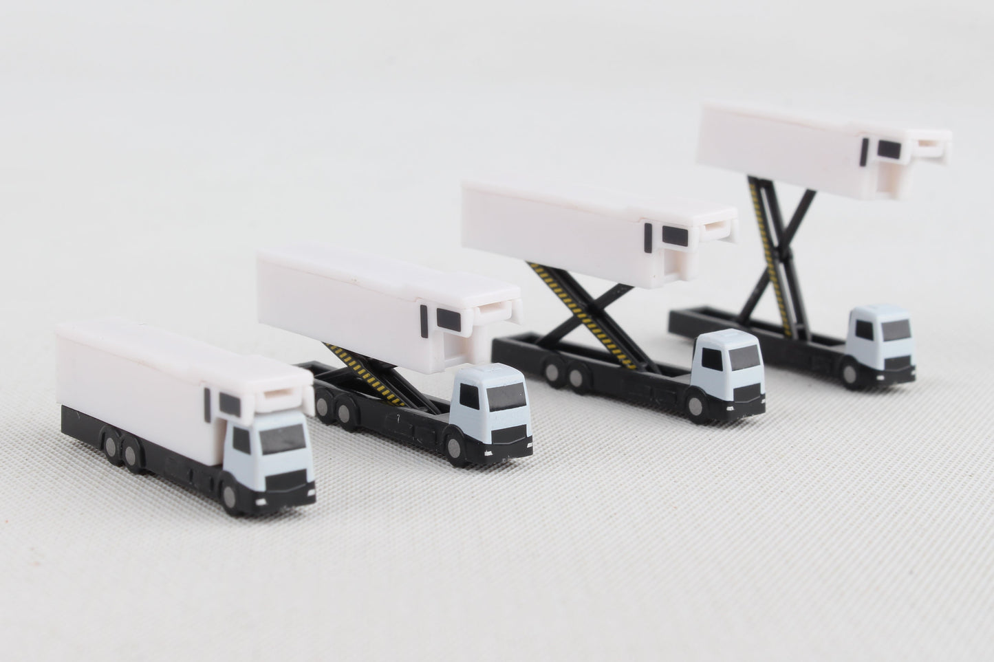 Herpa Wings HE532662 Catering Truck For A380 1/500 4 In Pack