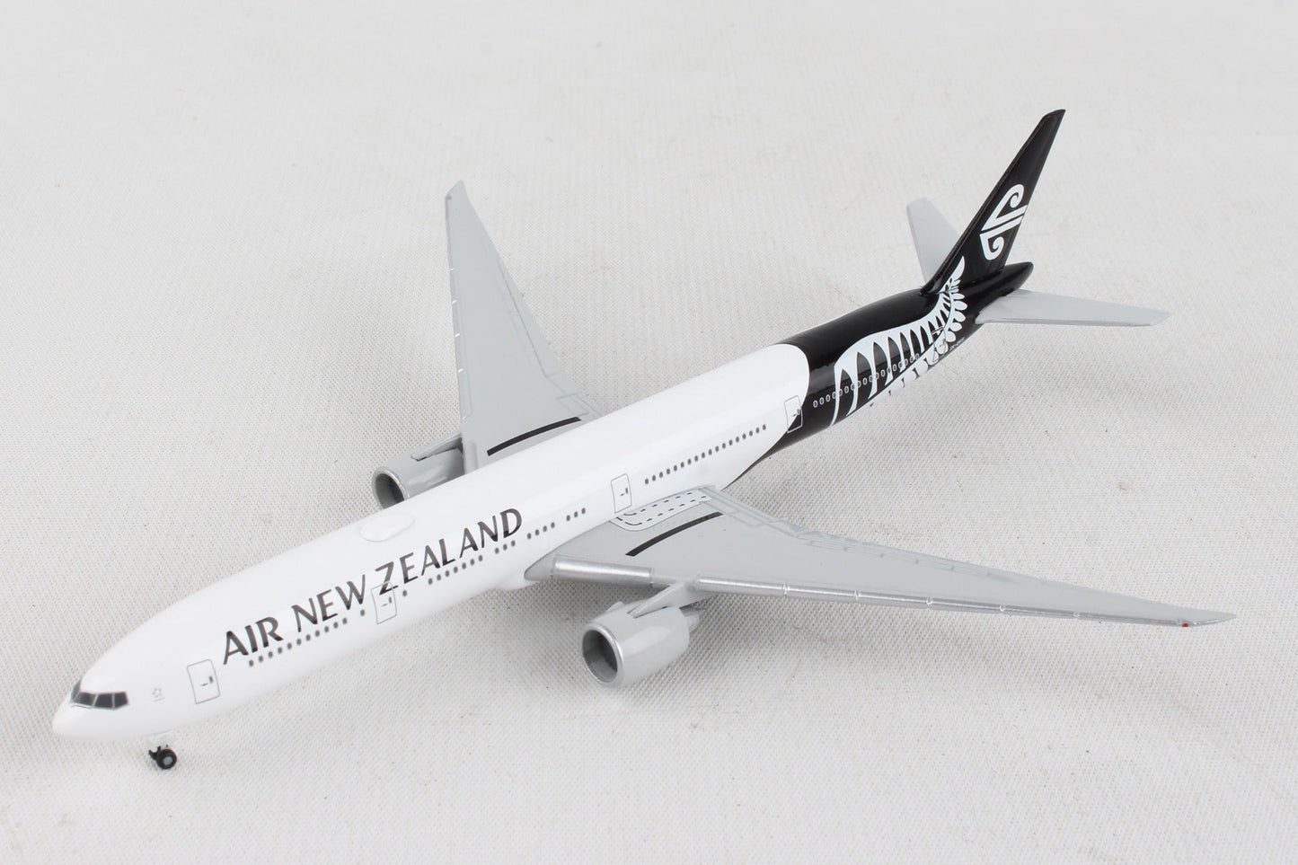 Herpa Wings HE534536 Air New Zealand 777-300 1/500